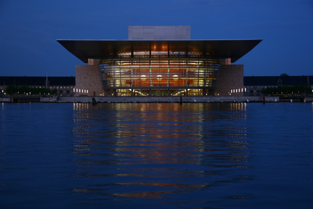 Königliche Oper auf der Insel Holmen von Kopenhagen bei Nacht