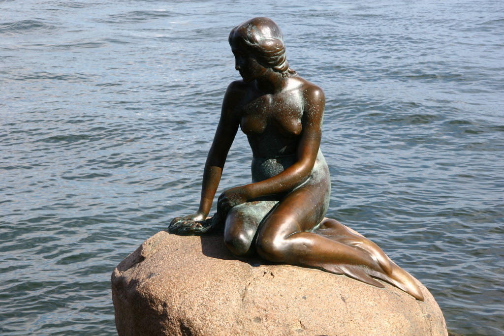 Lille Havfrue - Die kleine Meerjungfrau an der Uferpromenade Langelinie in Kopenhagen