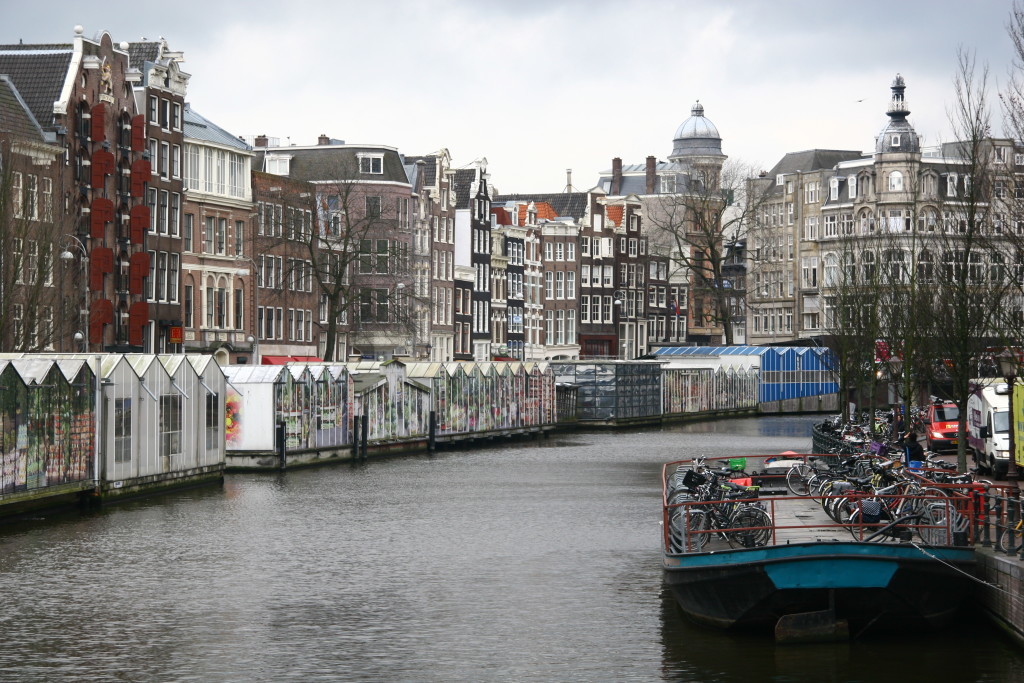 Bloemenmarkt - Der schwimmende Blumenmarkt in der Single-Gracht zu Amsterdam