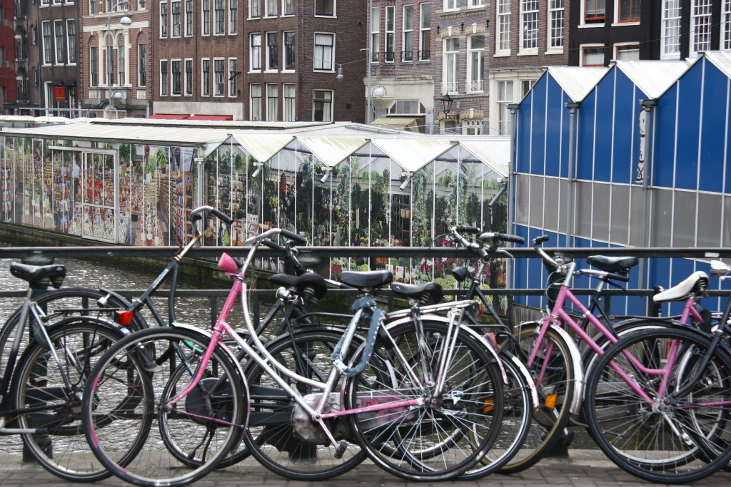 Fahrräder vor dem Bloemenmarkt in Amsterdam