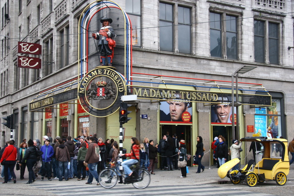 Madame Tussaud - Lange Schlange vor dem Wachsfiguren-Kabinett in Amsterdam