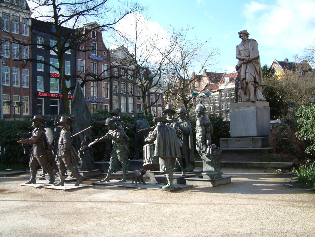 Rembrandtplein - Auf dem ehemaligen Buttermarkt in Amsterdam steht eine Rembrandt Statue. Seit Rembrandts 400. Jahrestag 2006 bis 2009 befanden sich in der Mitte des Platzes vor dem Rembrandt-Denkmal mehrere kleinere Statuen, die das berühmte Gemälde Rembrandts „Die Nachtwache“ repräsentierten.