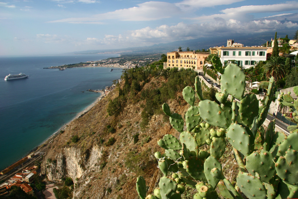 Blick von der Promenade auf den 200m tiefer gelegenen Bahnhof und den Golf von Giardini-Naxos