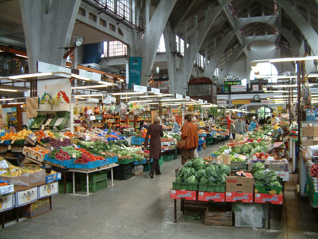 Hala Targowa - Innenraum der Markthalle im alten Bahnhofsgebäude