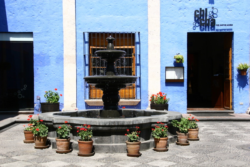 Brunnen vor dem Eingang zu Chicha por Gaston Acurio