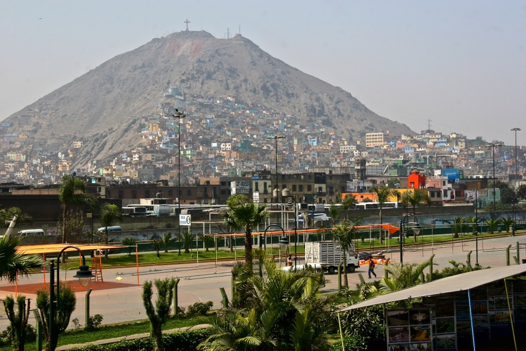 Neue Dörfer in San Juan de Lurigancho - Pueblo joven werden die bunte Slums auf dem staubigen Sandberg genannt