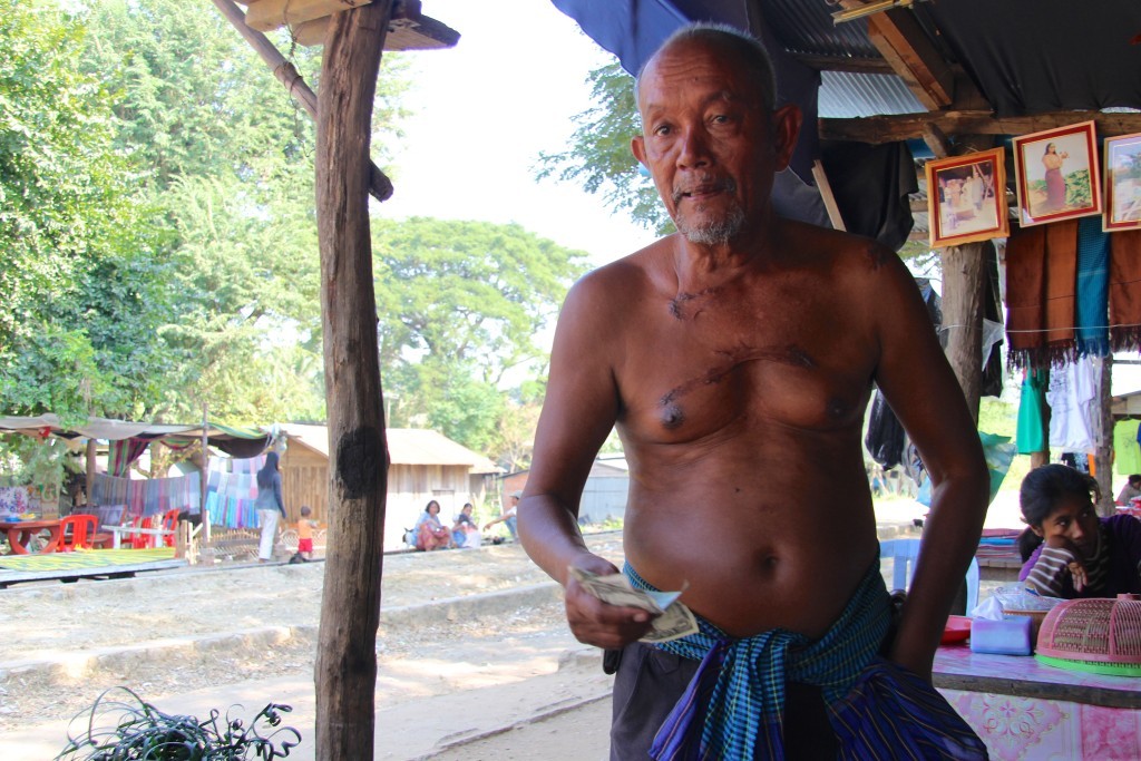 Alter Khmer and der Station vom Bambootrain spricht offen über die Zeiten der Roten Khmer