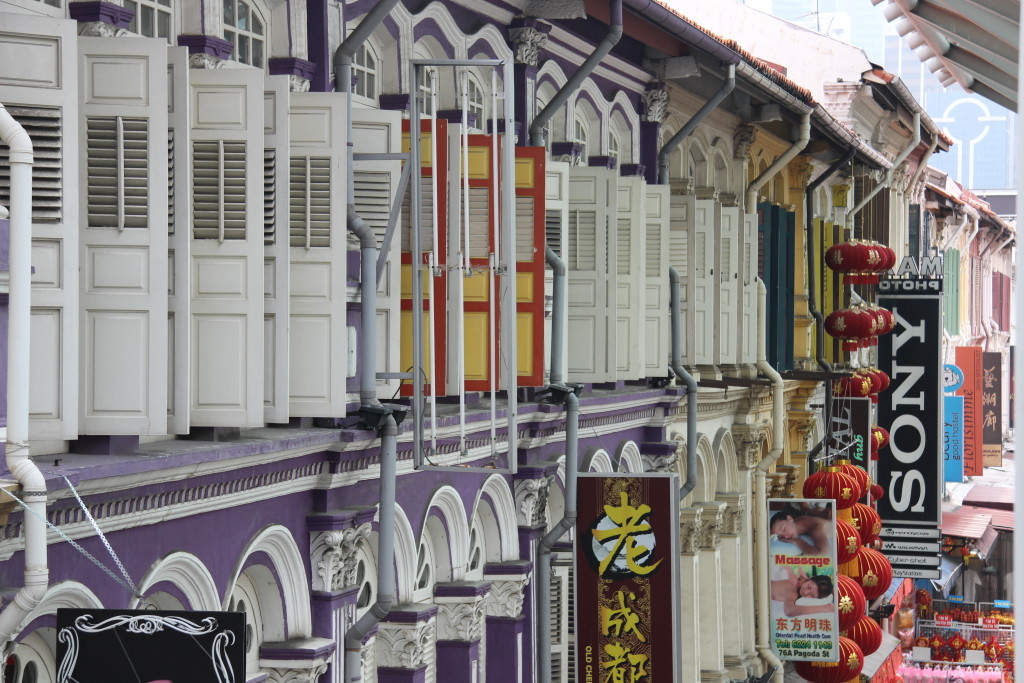 Bunte Häuser in der Mosque Street in Chinatown / Singapur