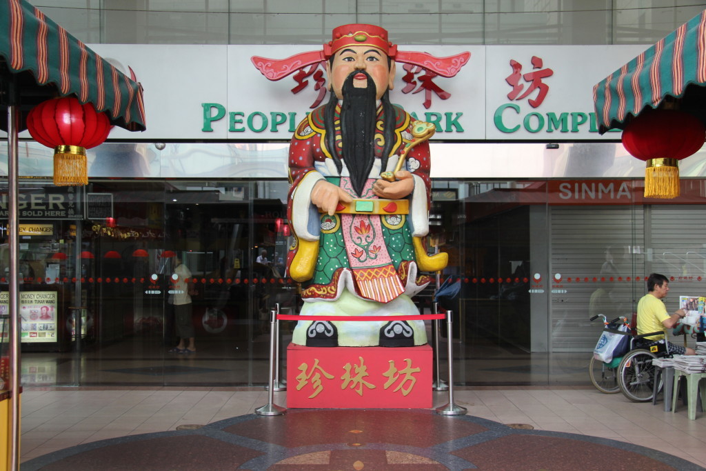 财神到 Cáishén Dào – Der Gott des Geldes -Statue vor dem People's Park Centre in Chinatown