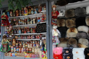 Matrjoschkas, Pelzmützen und sowjetischen Kitsch auf dem Souvenir Markt