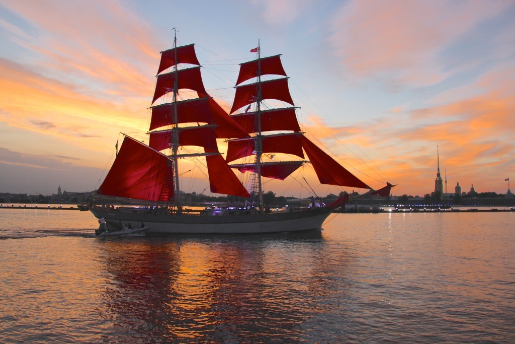 Segelschiff mit scharlachroten Selgeln in Sankt Petersburg