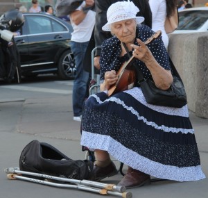 Straßenmusikerin auf dem Newski Prospekt