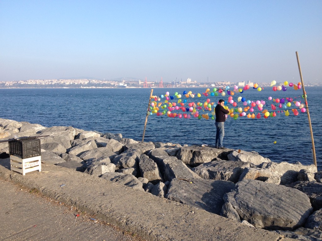 Bunte Luftballons auf der Promenade in Istanbul
