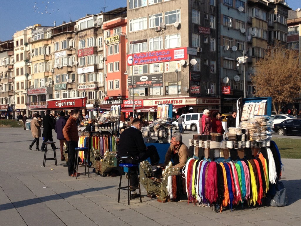 Schuhputzer und Kleiderstände vor der Metro-Station Aksaray