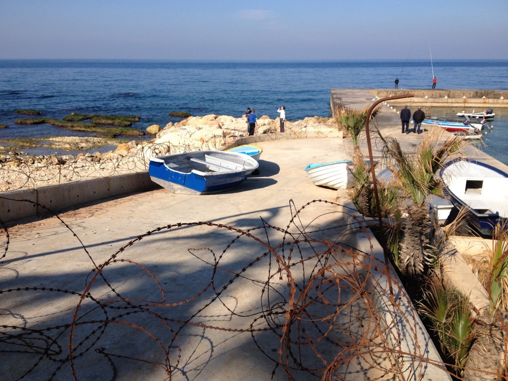 Strandpromenade Corniche - Stacheldrahtzaun verwehrt den Zugang zum Meer