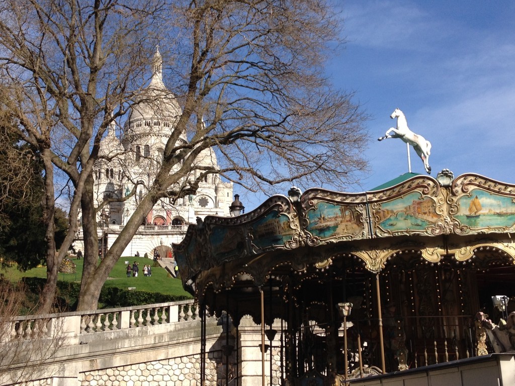 Karussell vor der Basilika Sacré-Cœur de Montmartre