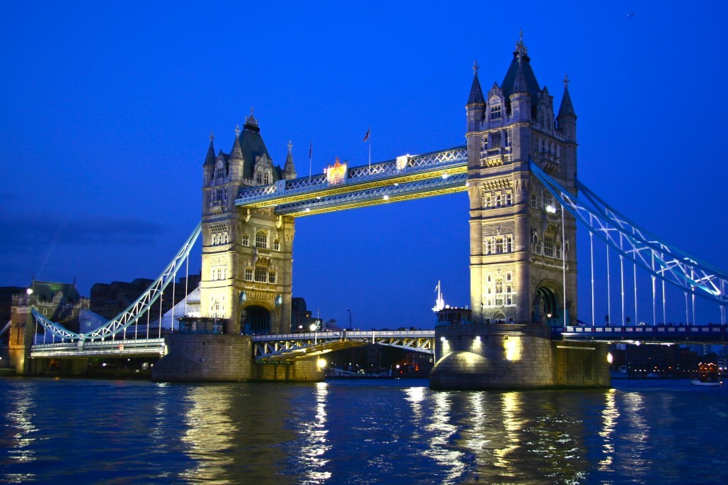 Tower Bridge in London bei Nacht