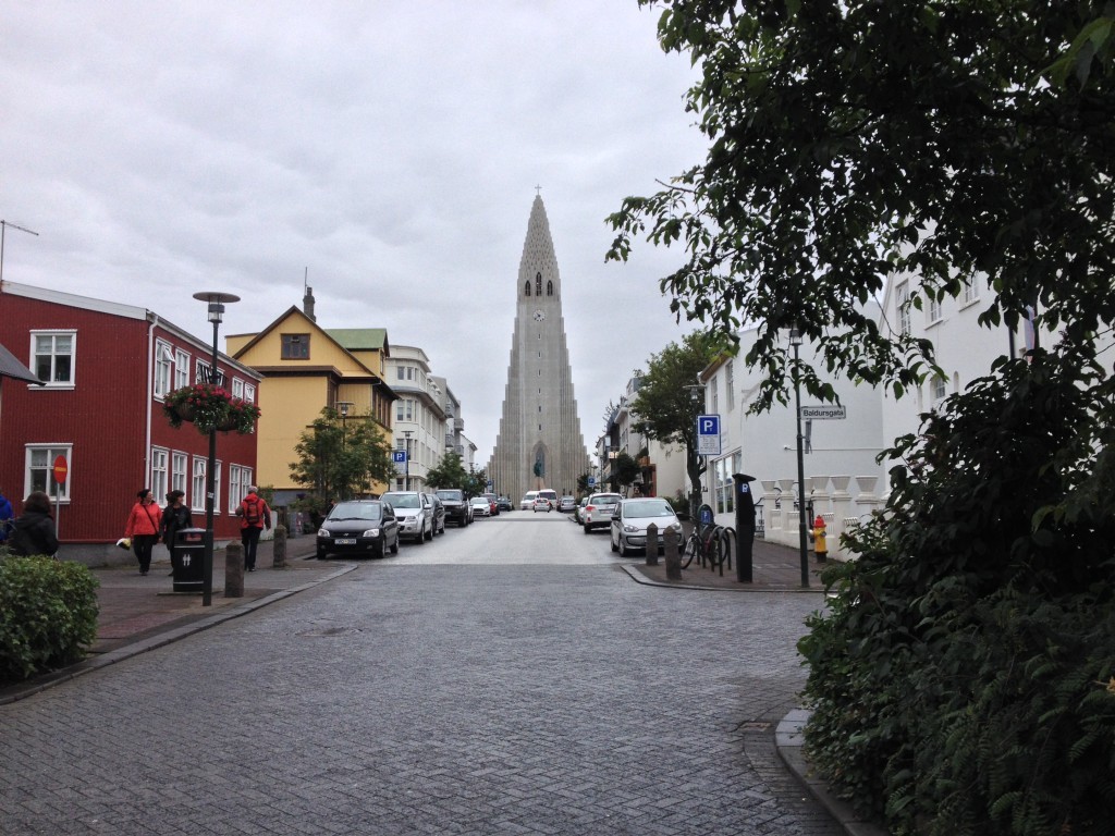 Hallgrímskirkja - Die moderne Kirche in Reykjavik ist eines der höchsten Gebäude des Landes