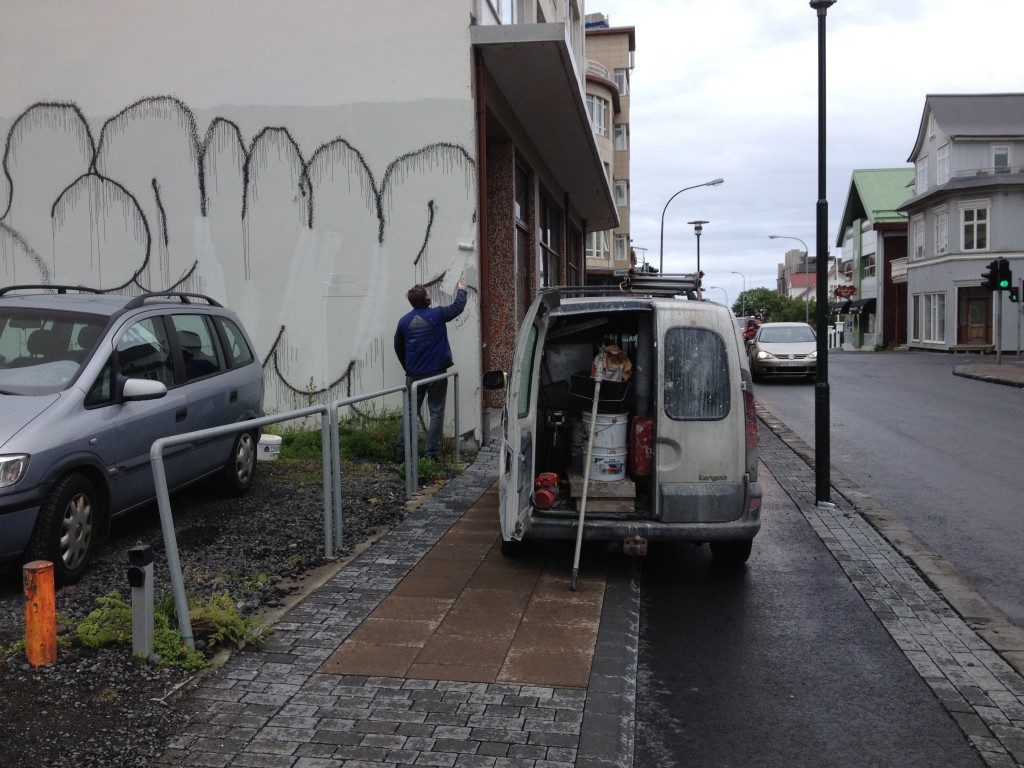 Schluss mit Schmierereien - Maler weißelt eine Hausfassade