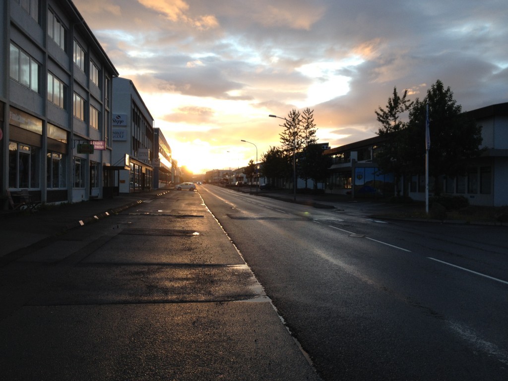 Sonnenuntergang um Mitternacht in Reykjavík