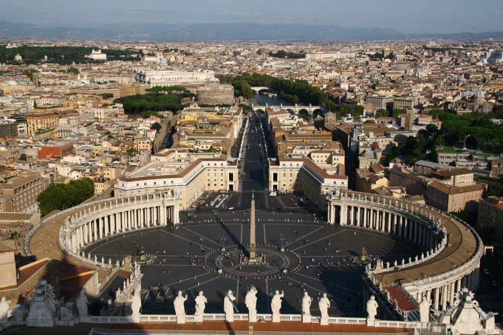 Aussichten von der Kuppel des Petersdoms: Rom-Panorama und Petersplatz (Piazza San Pietro) 