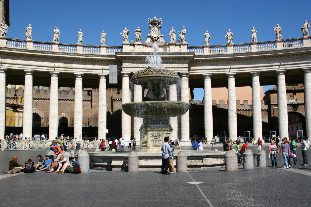 Centro del Colonnato - zwischen dem Obelisken und den beiden Brunnen sind auf dem Petersplatz Markierungen eingelassen, von denen aus die vier Säulenreihen der Kolonnaden wie eine einzige wirken.