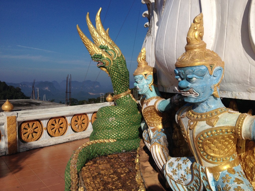 Tiger Cave Temple (Wat Tham Suea) - Blaue Wächter und Drachen auf dem Gipfel
