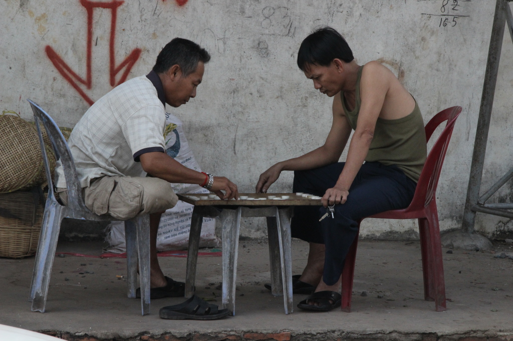 Brettspieler auf dem Markt in Sihanoukville