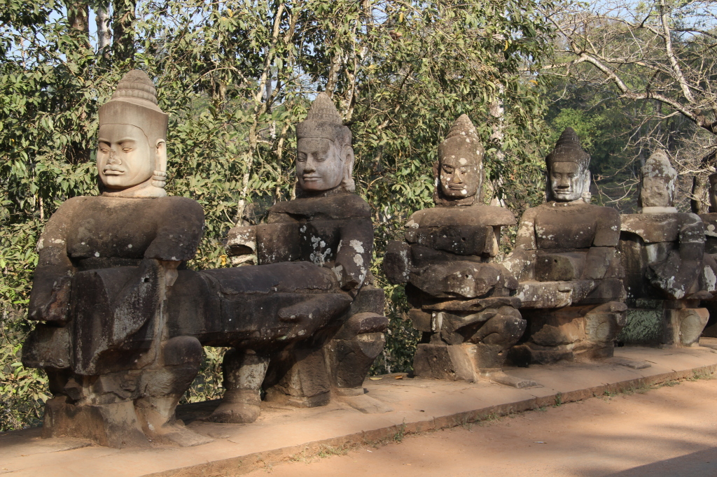 Dämonen bewachen den Weg vor Angkor Thom