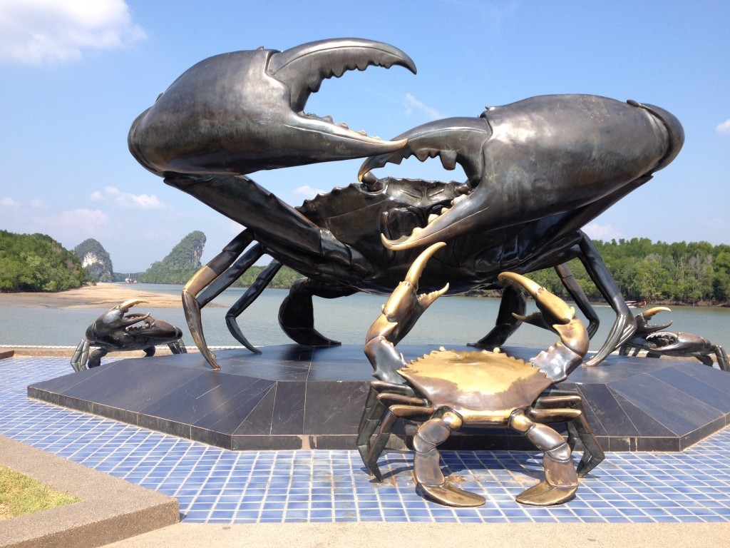 Das Wahrzeichen von Krabi Stadt: Die Krabben von Krabi kämpfen vor den zwei Felsen Khao Kanab Nam.