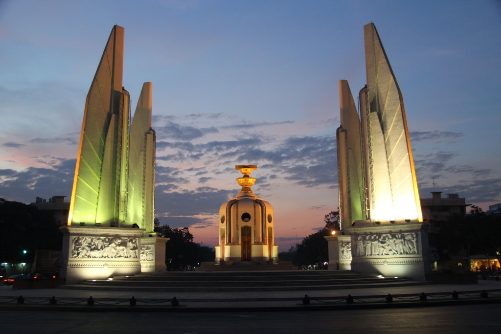 Das Demokratiedenkmal erinnert an die "Siamesische Revolution" 1932, die zur Einführung der konstitutionellen Monarchie im damaligen Königreich von Siam führte.