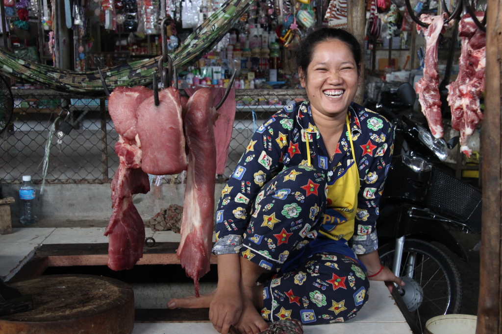 Fröhliche Fleischverkäuferin im Khmer-Pyjama