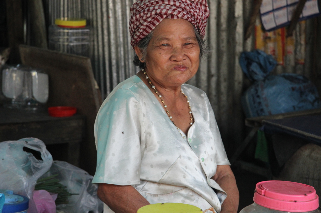 Hübsche Khmer-Marktfrau schmunzelt in die Kamera