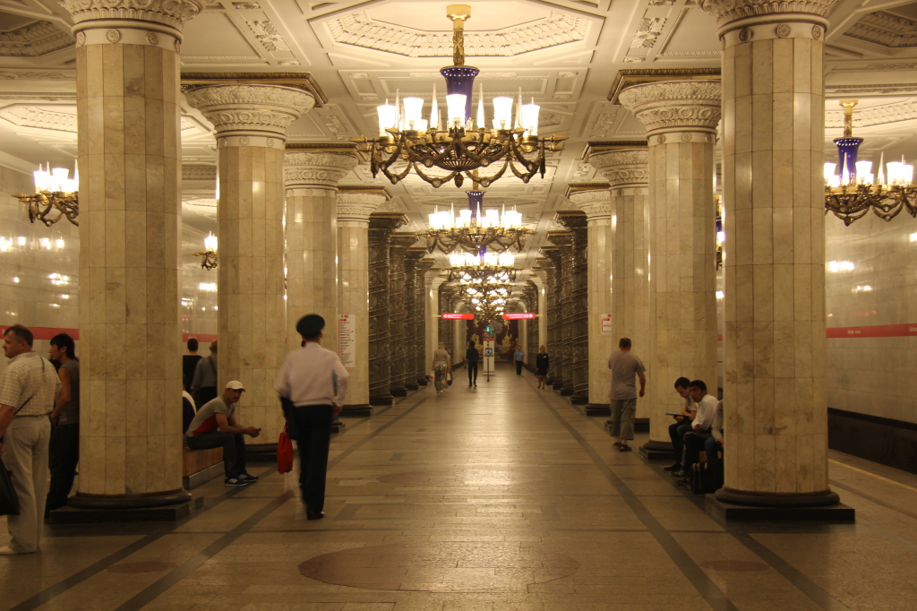 Kronleuchter in der Metro von Sankt Peterburg: Station Awtowo