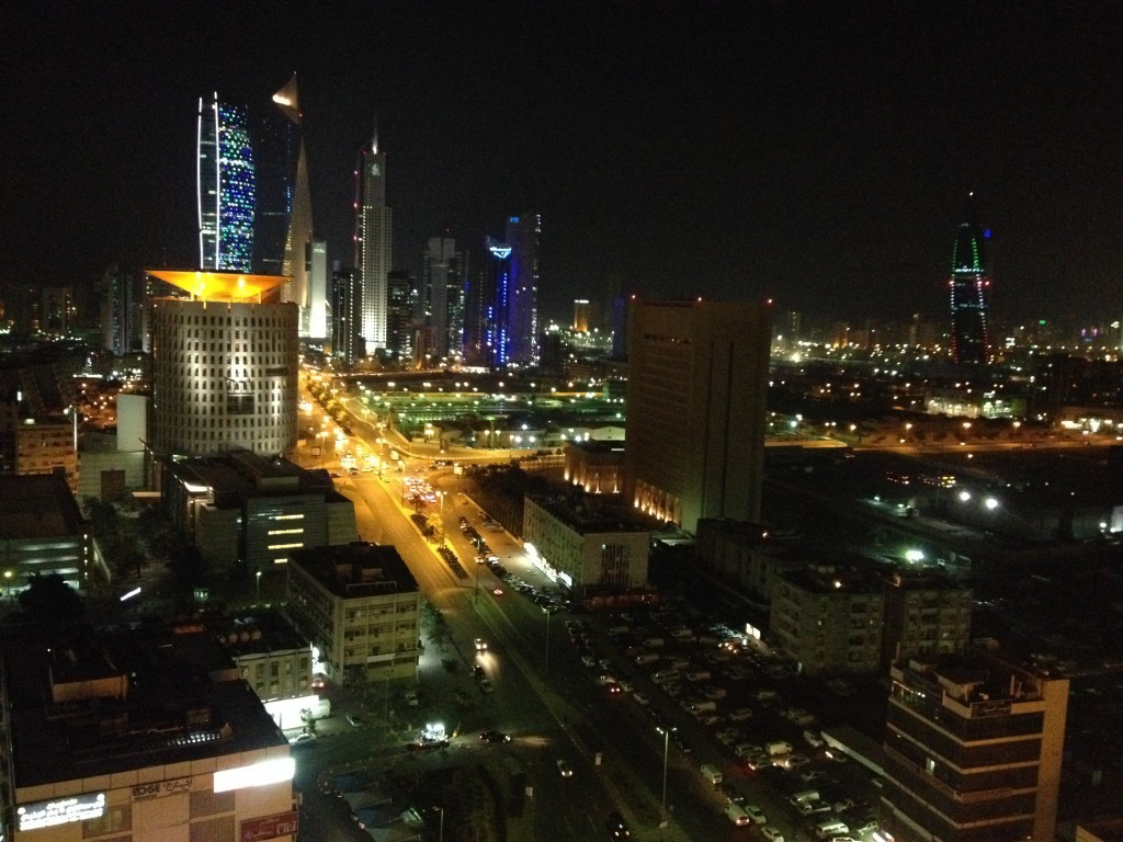 Panoramablick über Kuwait bei Nacht