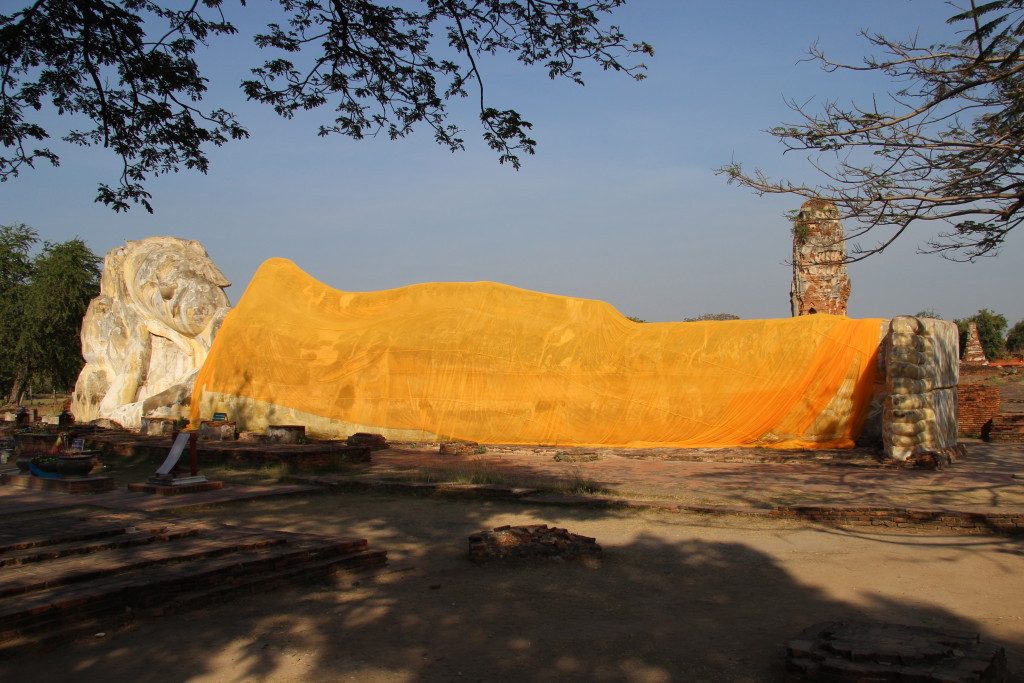 Im Wat Lokayasutharam ruht ein 40 Meter langer Buddha