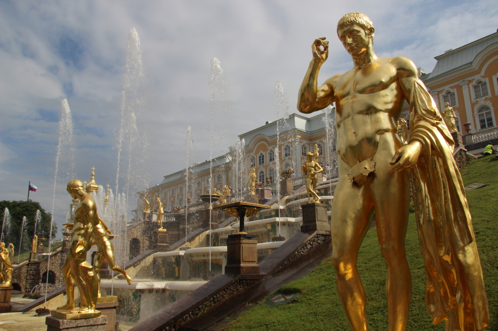 Schloss Peterhof - Goldene Statuen der grossen Kaskade