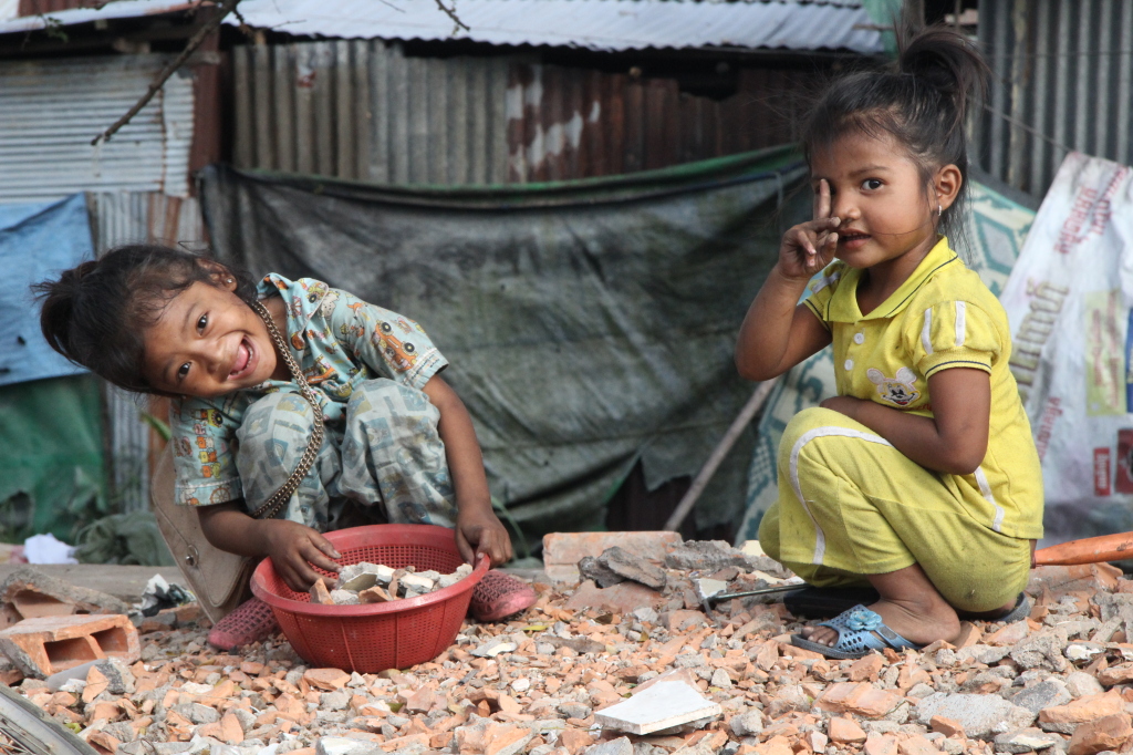 Spielende Mädchen auf dem Markt in Sihanoukville