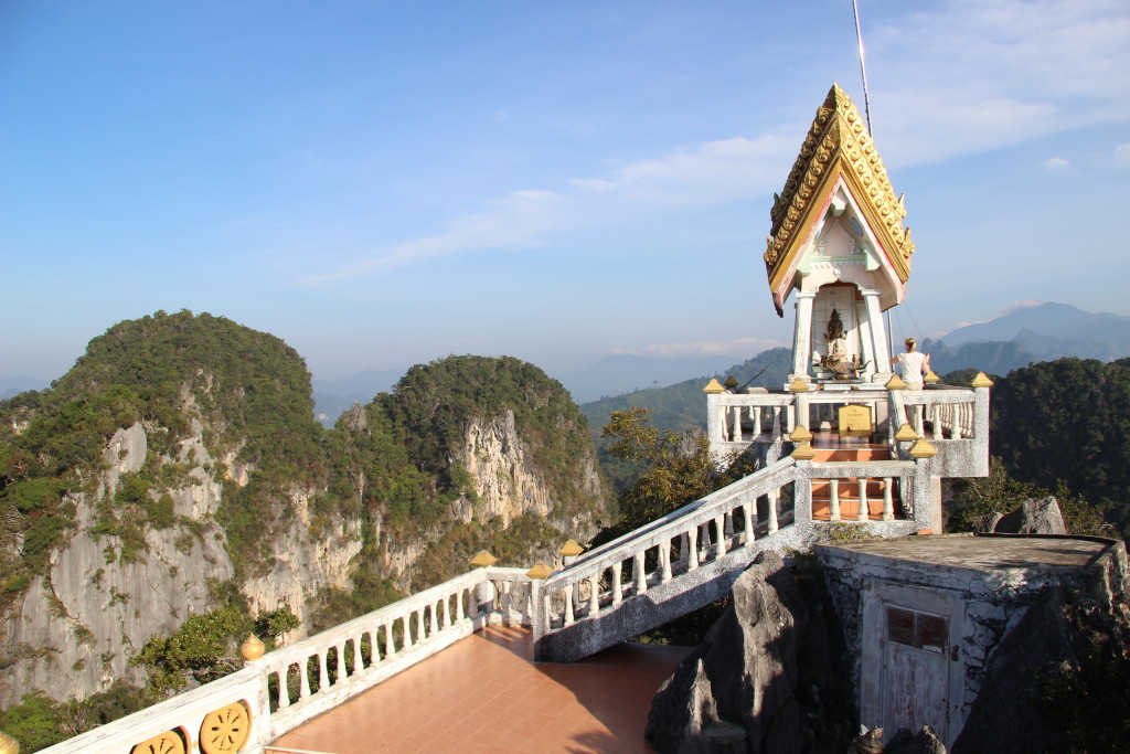 Tolle Aussicht auf Spitze des Tiger Cave Temple (Wat Tham Suea)