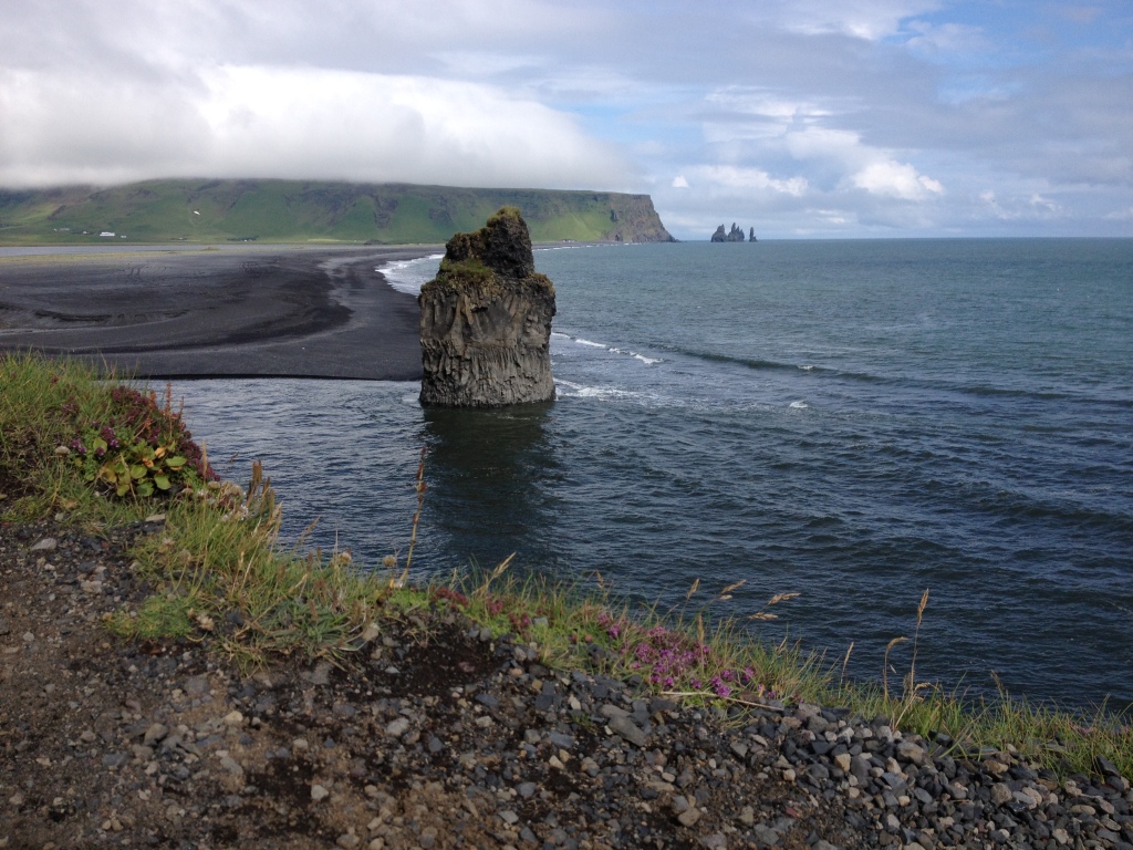 Versteinerte Trolle im Meer auf der Halbinsel Dyrhólaey bei Vik