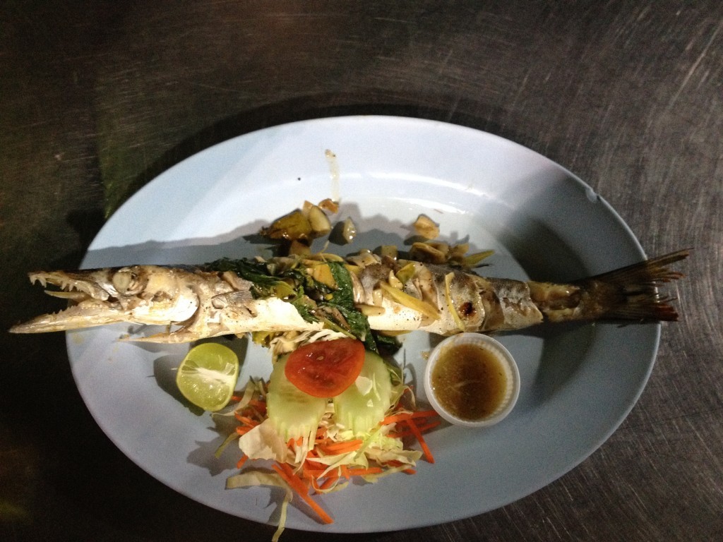 Baracuda frisch gegrillt auf dem Fischmarkt in Krabi Stadt