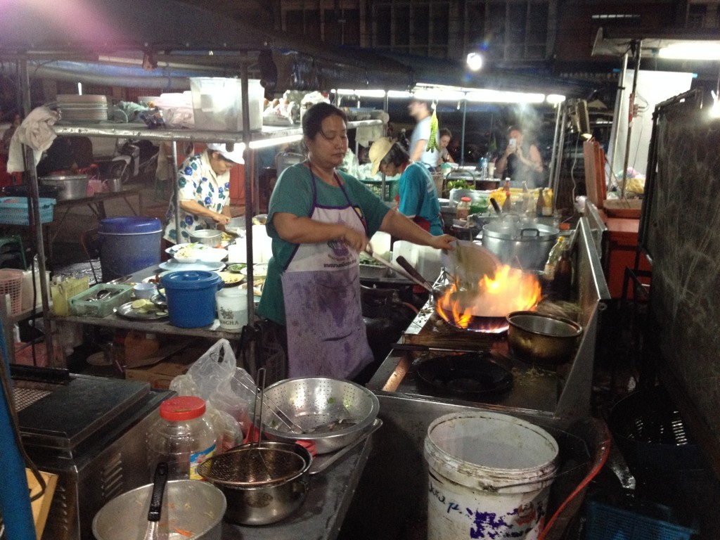 Fischmarkt von Krabi - Bei offener Flamme wird der frische Fang zubereitet