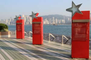 Avenue of Stars - Die Inschriften auf den neun Säulen informieren über die mehr als 100 Jahre lange Filmgeschichte Hongkongs.