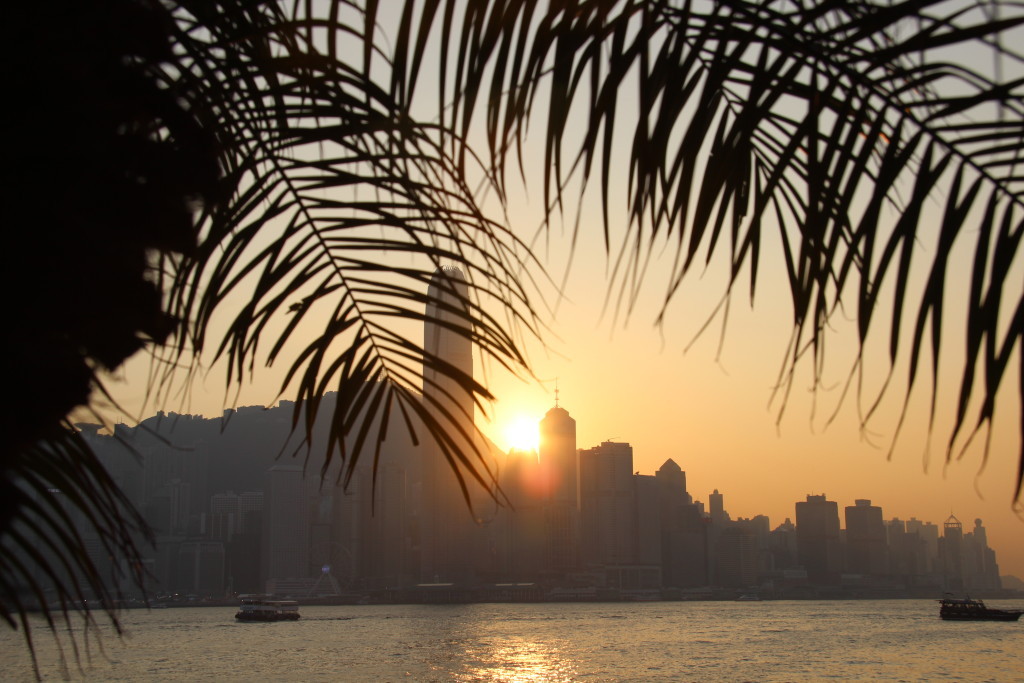 Panoramablick vom Kowloon Pier: Die Sonne versinkt hinter der Skyline von Hong Kong Island