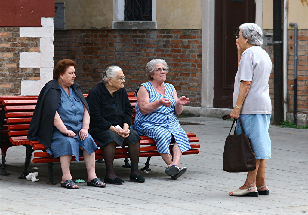 Venezianische Hausfrauen tauchen den neuesten Klautsch aus