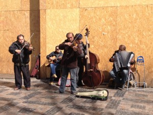 Musiker vor dem Grand Hotel Europa verwandeln den Wenzelsplatz in eine große Open Air Bühne