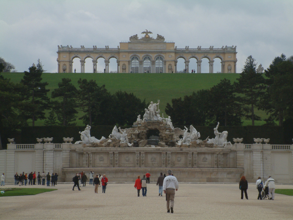 Gloriette und Neptunbrunnen im Schlosspark Schönbrunn