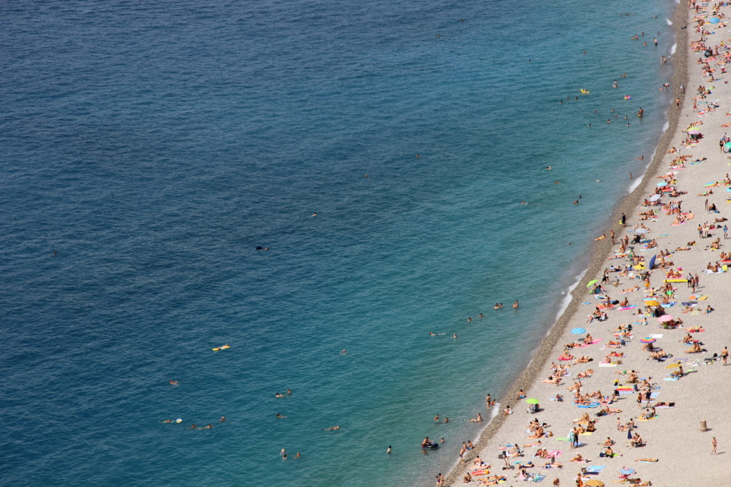 Azurblaues Wasser und der Strand von Nizza