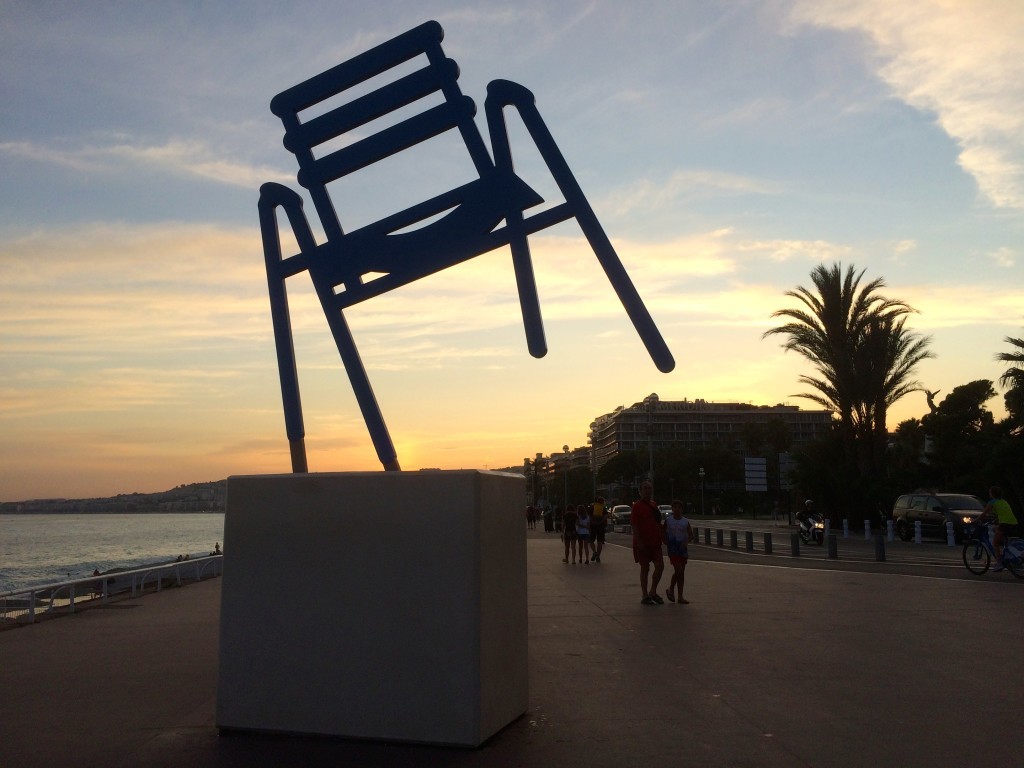 La Chaise Bleue de SAB - Stuhl-Kunstwerk auf der Promenade des Anglais