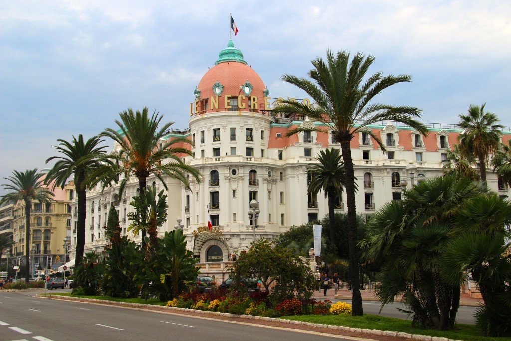 Le Negresco - Luxushotel im Stil der Belle Époque an der Uferpromenade Promenade des Anglais; die Kuppel wurde von Gustave Eiffel konstruiert